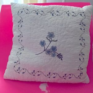 Throw pillow. 18”x18”